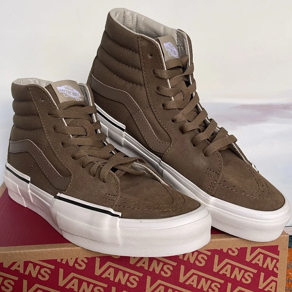 Vans Men’s Sk8-Hi Rearrange
Tonal Kangaroo
VN000CRMBYW
Sneakers - Picture 5 of 16